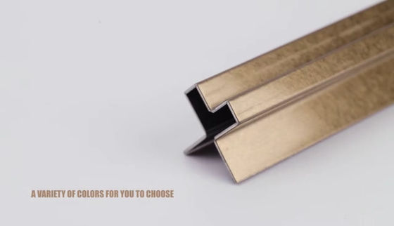 Il bordo delle mattonelle di acciaio inossidabile 201 304 sistema la disposizione decorativa del pavimento di acciaio inossidabile dell'oro dello specchio