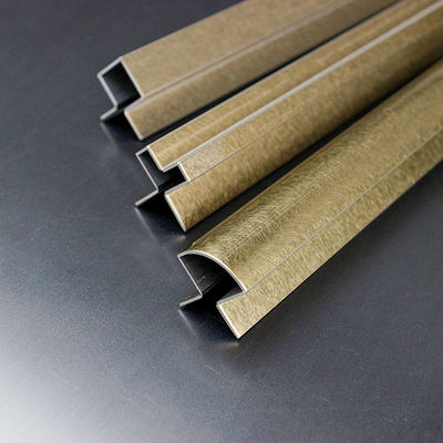 Il bordo delle mattonelle di acciaio inossidabile 201 304 sistema la disposizione decorativa del pavimento di acciaio inossidabile dell'oro dello specchio