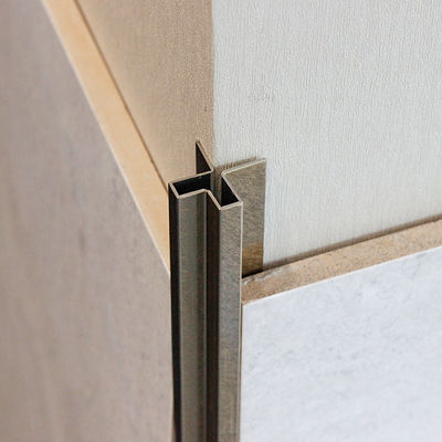 Disposizione delle mattonelle del bordo della parete di acciaio inossidabile del film del PVC del grado 304 della striscia delle mattonelle della decorazione